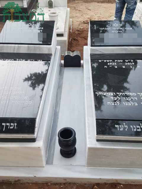 מצבה זוגית גרניט לבן עם ציפוי שחור בבית עלמין סנהדריה בירושלים. צילום: אברהם